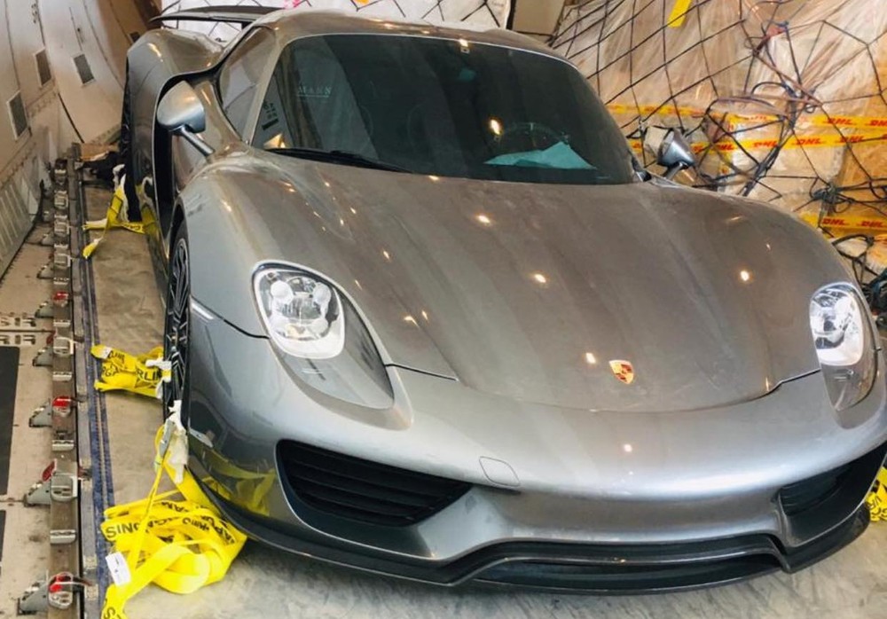Hình ảnh xe hypercar Porsche 918 Spyder được vận chuyển bằng máy bay