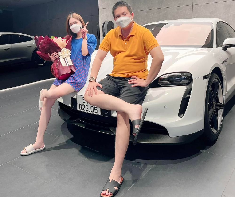 Cặp vợ chồng đại gia kinh doanh làm đẹp mới nhận bàn giao xe Porsche Taycan Turbo