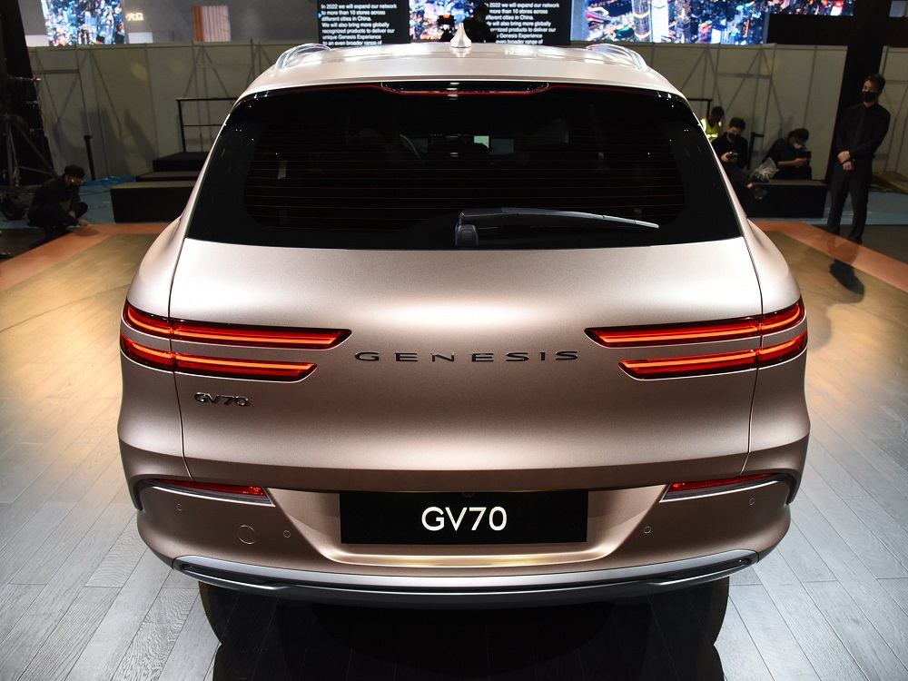 Genesis Electrified GV70 2022 nhìn từ đằng sau