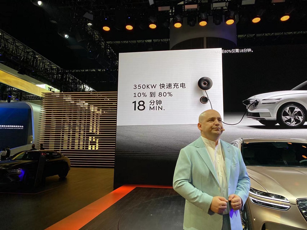 Genesis Electrified GV70 2022 có hệ thống sạc nhanh 350 W
