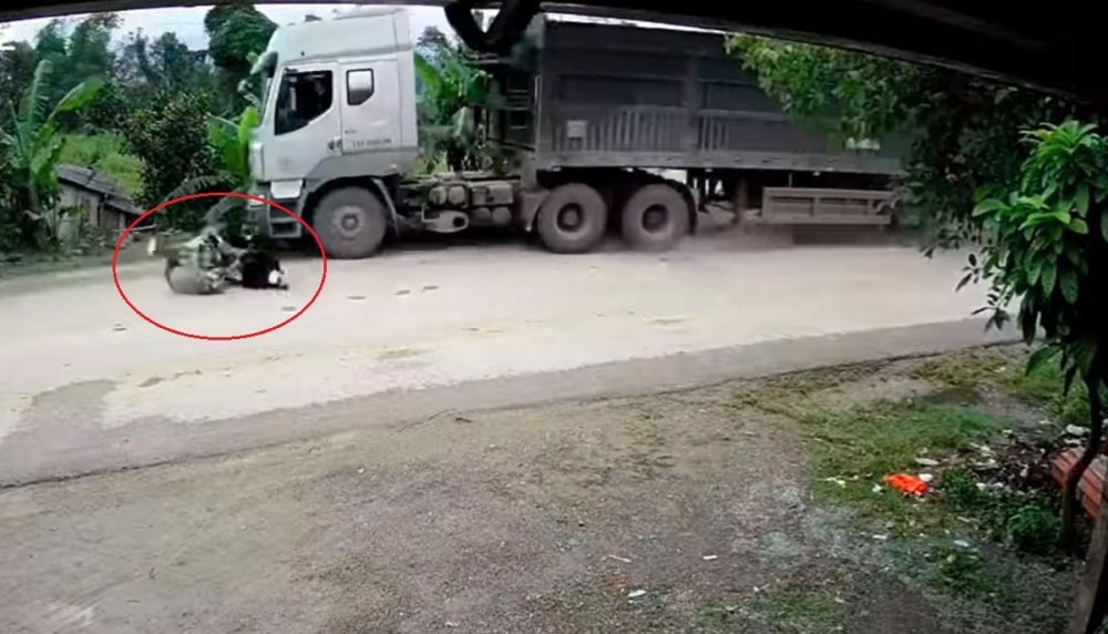 Tài xế điều khiển xe đầu kéo đánh lái nhanh như cắt, cứu mạng 3 người