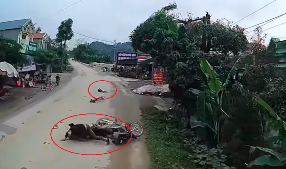 Cháu bé đi xe đạp và 2 người đi xe máy ngã ra đường sau va chạm