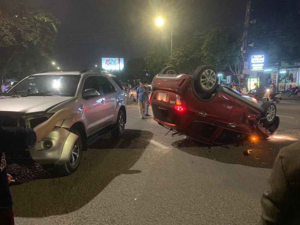Chiếc xe VinFast Fadil lật ngửa sau va chạm với xe Toyota Fortuner, thiệt hại 2 xe khá nghiêm trọng