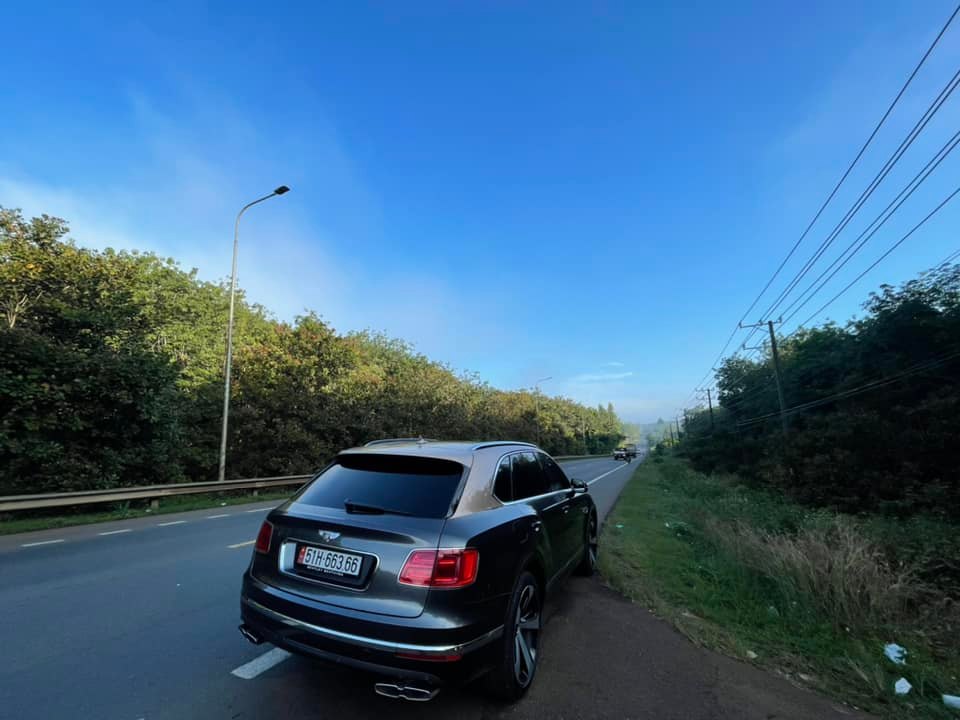 Quay về Việt Nam từ Campuchia, Hoàng Kim Khánh nhanh chóng trải nghiệm trên Bentley Bentayga V8