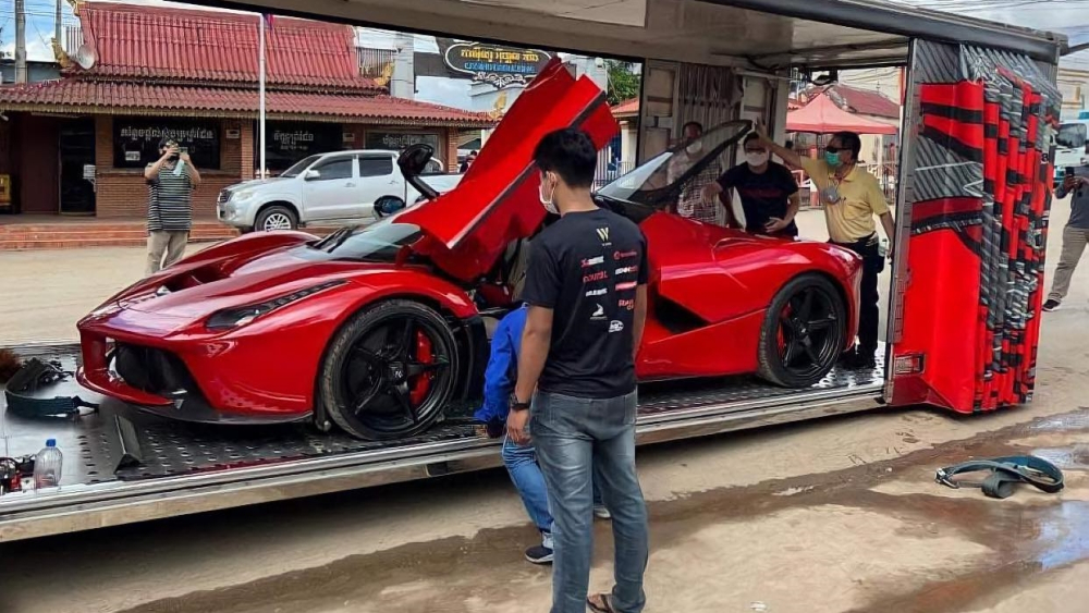 Hình ảnh chiếc siêu xe Ferrari LaFerrari do 1 công ty nhập khẩu xe của người Việt ở Campuchia đứng ra làm công tác vận chuyển