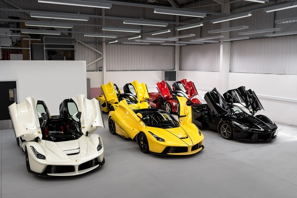 Những chiếc xe Ferrari LaFerrari là niềm ao ước của đại gia thế giới và ở Việt Nam, trong ảnh, chỉ có đúng 1 chiếc xe LaFerrari Aperta màu vàng đỗ hàng đầu tiên, còn lại là bản Coupe