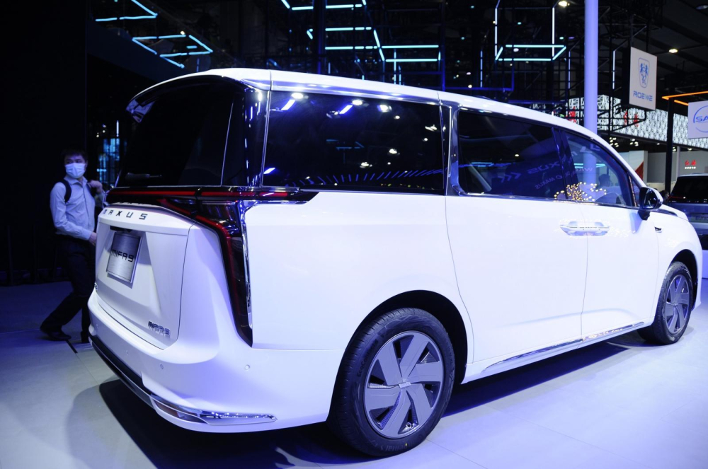Phía bên của SAIC Maxus Mifa 9