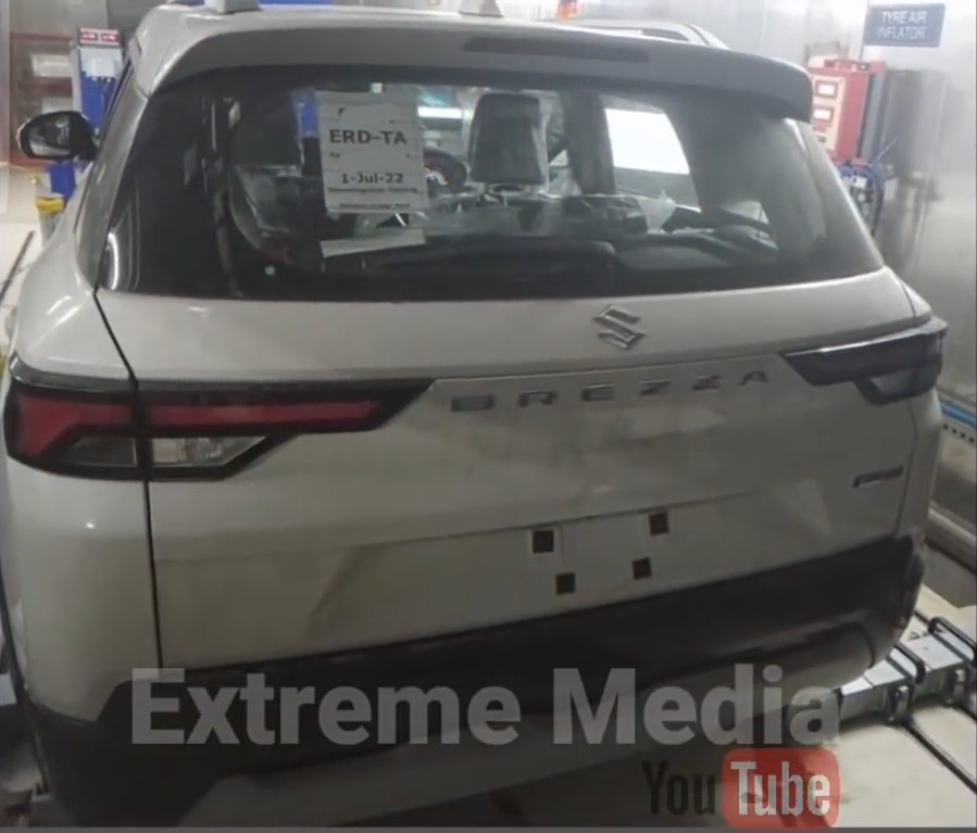 Suzuki Vitara Brezza 2022 nhìn từ đằng sau