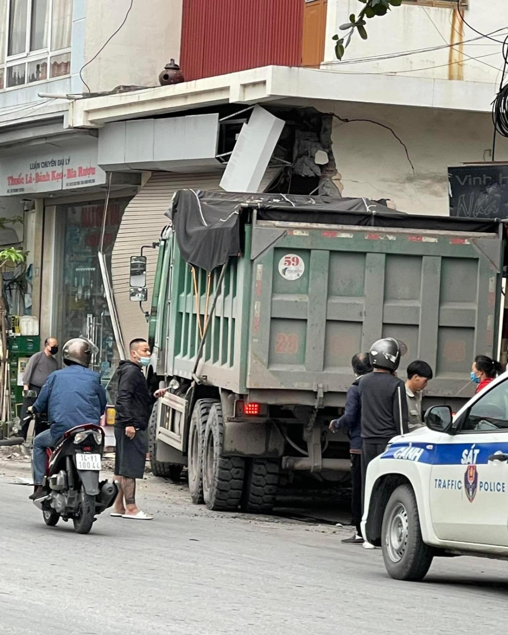 Lực lượng chức năng có mặt tại hiện trường vụ tai nạn