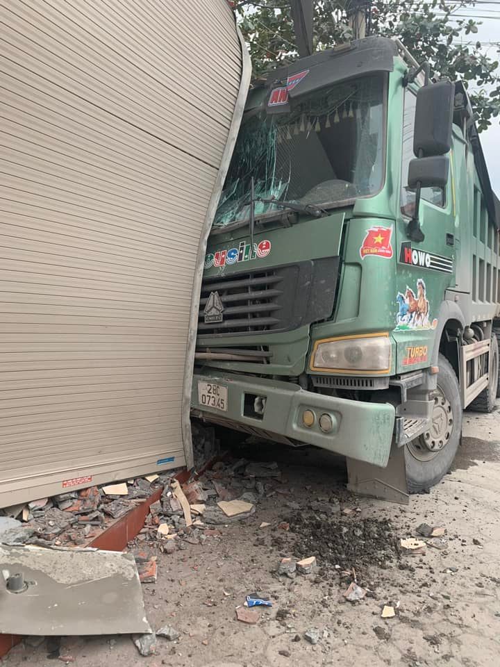 Chiếc xe ben bị hư hỏng đầu xe sau vụ tai nạn