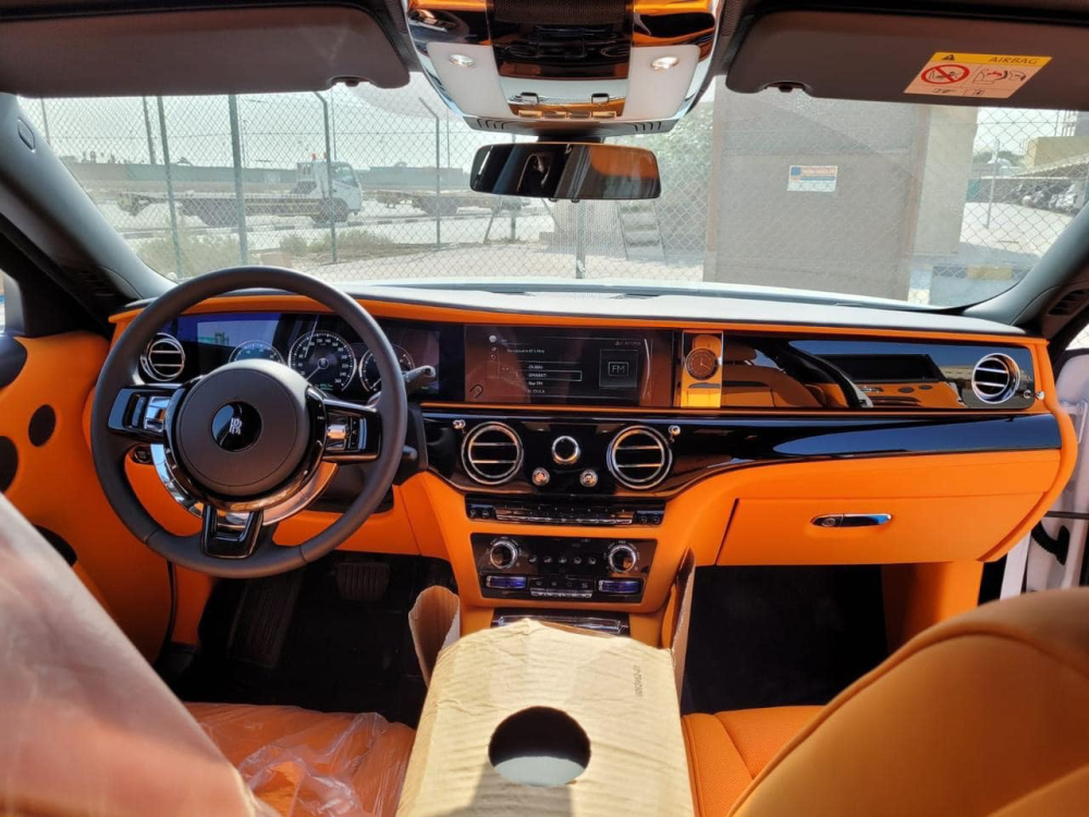 Toàn cảnh nội thất xe Rolls-Royce Ghost thế hệ mới với tông màu cam