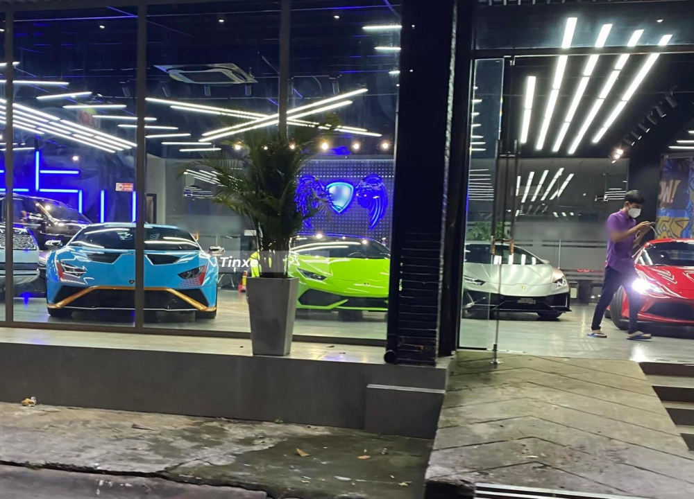Bộ 3 siêu xe Lamborghini Huracan xuất hiện trong 1 garage, 2 chiếc độc nhất, 1 xe đại trà, từ trái sang là Lamborghini Huracan STO, Lamborghini Huracan LP610-4 và Lamborghini Huracan EVO Bộ 3 siêu xe Lamborghini Huracan xuất hiện trong 1 garage, 2 chiếc độc nhất, 1 xe đại trà, từ trái sang là Lamborghini Huracan STO, Lamborghini Huracan LP610-4 và Lamborghini Huracan EVO