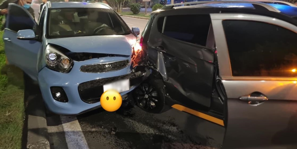 Xe Kia Morning thiệt hại nặng đầu xe, trong khi phần đuôi xe VinFast Fadil biến dạng Xe Kia Morning thiệt hại nặng đầu xe, trong khi phần đuôi xe VinFast Fadil biến dạng