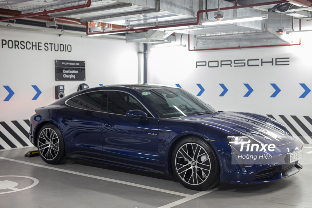 Porsche Taycan 4S được trang bị bộ pin Performance Battery có khả năng đi được từ 333-407 km sau mỗi lần sạc đầy.