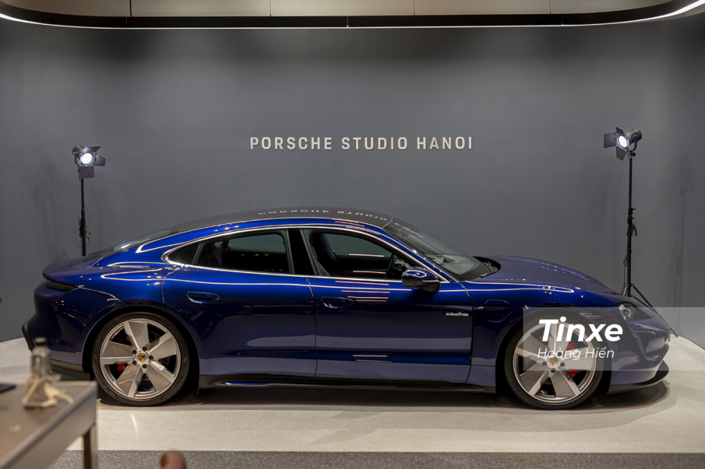 Porsche Taycan chỉ nhở hơn Porsche Panamera một chut.