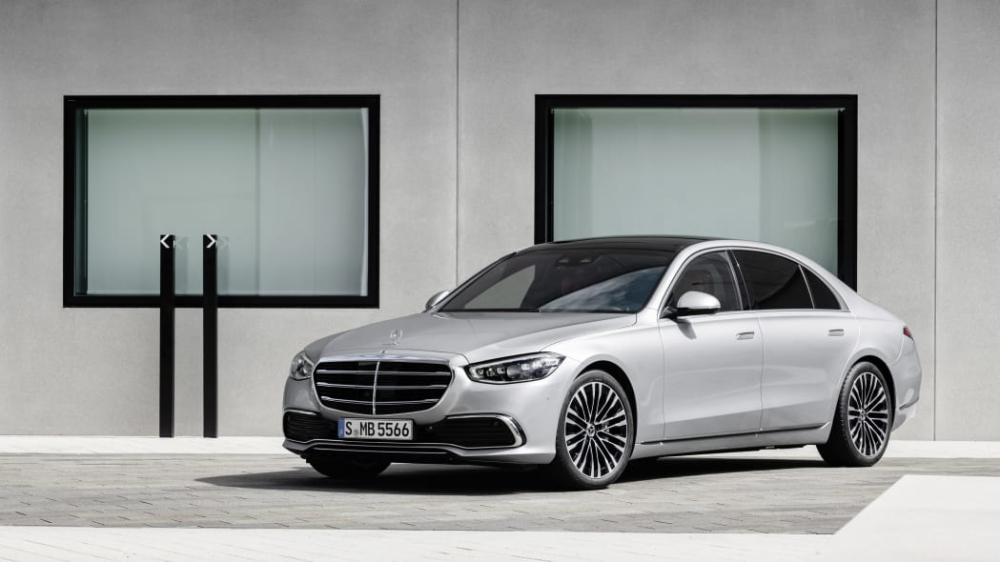 Mercedes-Benz S-Class 2021 có kích thước tổng thể (D x R x C) là 5.288 x 1.953 x 1.504 mm cùng chiều dài cơ sở đạt 3.216 mm, tăng nhiều so với thế hệ cũ.