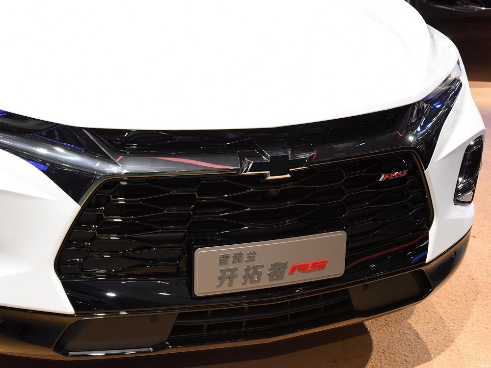 Cận cảnh đầu xe Chevrolet Blazer 48V White Night Edition