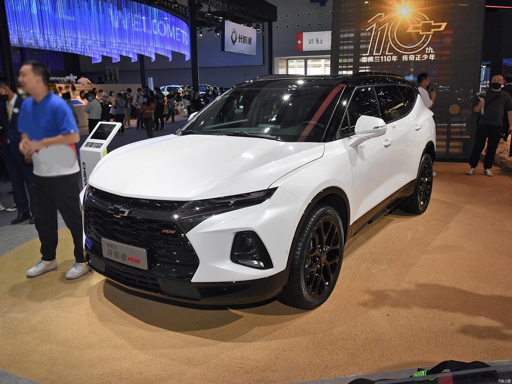 Chevrolet Blazer 48V White Night Edition tr&igrave;nh l&agrave;ng