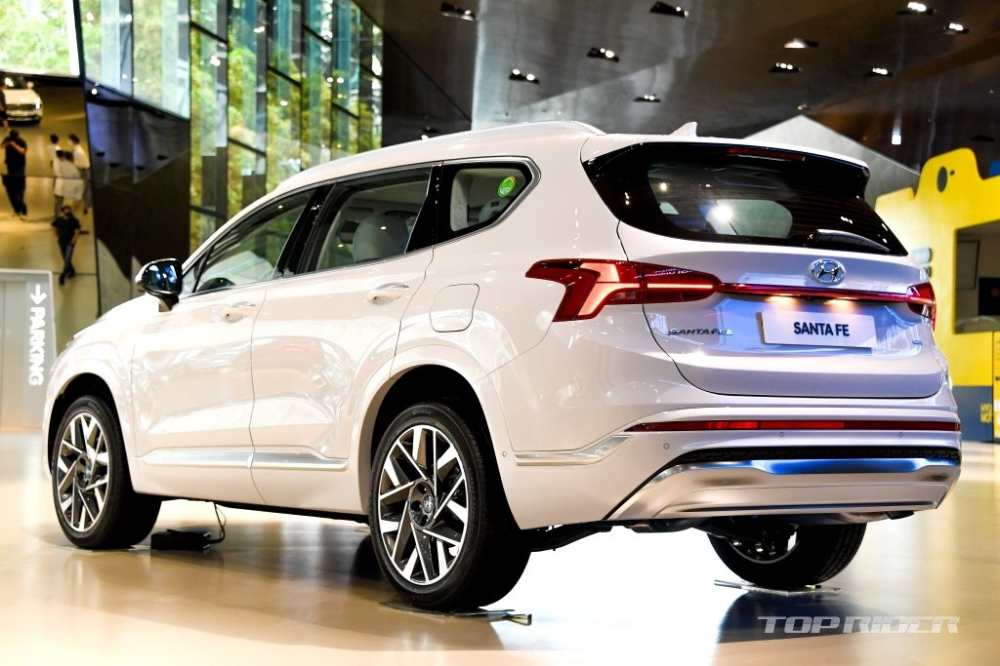 Phiên bản 6 chỗ sẽ giúp Hyundai Santa Fe vợt khách của Kia Sorento