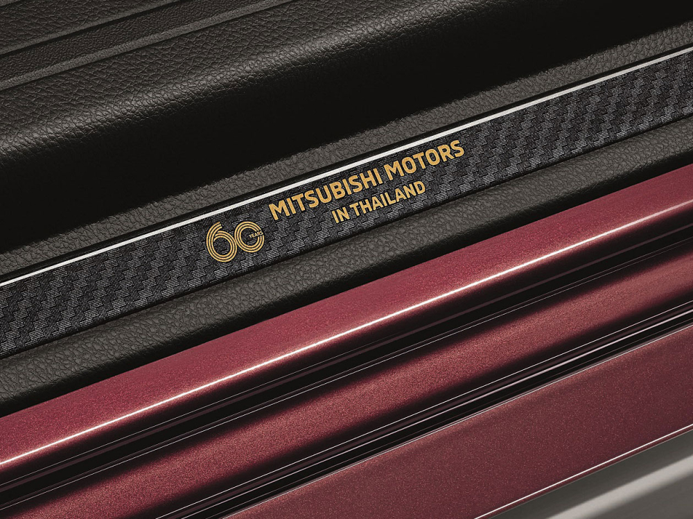 Ốp bậc cửa có logo kỷ niệm 60 năm của Mitsubishi Pajero Sport Passion Red Special Edition Ốp bậc cửa có logo kỷ niệm 60 năm của Mitsubishi Pajero Sport Passion Red Special Edition
