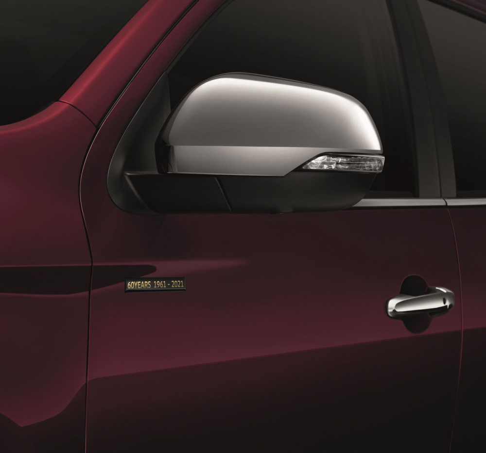 Tấm biển 60 Years 1961 - 2021 trên cửa trước của Mitsubishi Pajero Sport Passion Red Special Edition Tấm biển 60 Years 1961 - 2021 trên cửa trước của Mitsubishi Pajero Sport Passion Red Special Edition