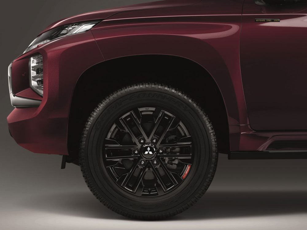 Mitsubishi Pajero Sport Passion Red Special Edition đi kèm vành la-zăng màu đen Mitsubishi Pajero Sport Passion Red Special Edition đi kèm vành la-zăng màu đen