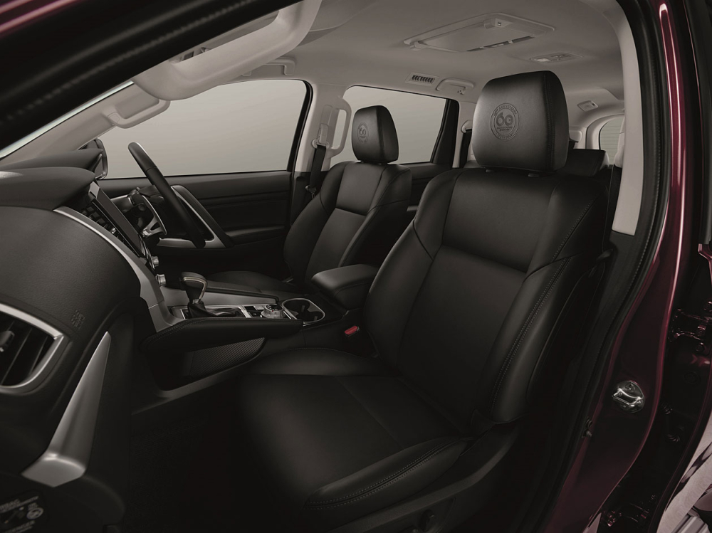 Nội thất bọc da màu đen của Mitsubishi Pajero Sport Passion Red Special Edition Nội thất bọc da màu đen của Mitsubishi Pajero Sport Passion Red Special Edition