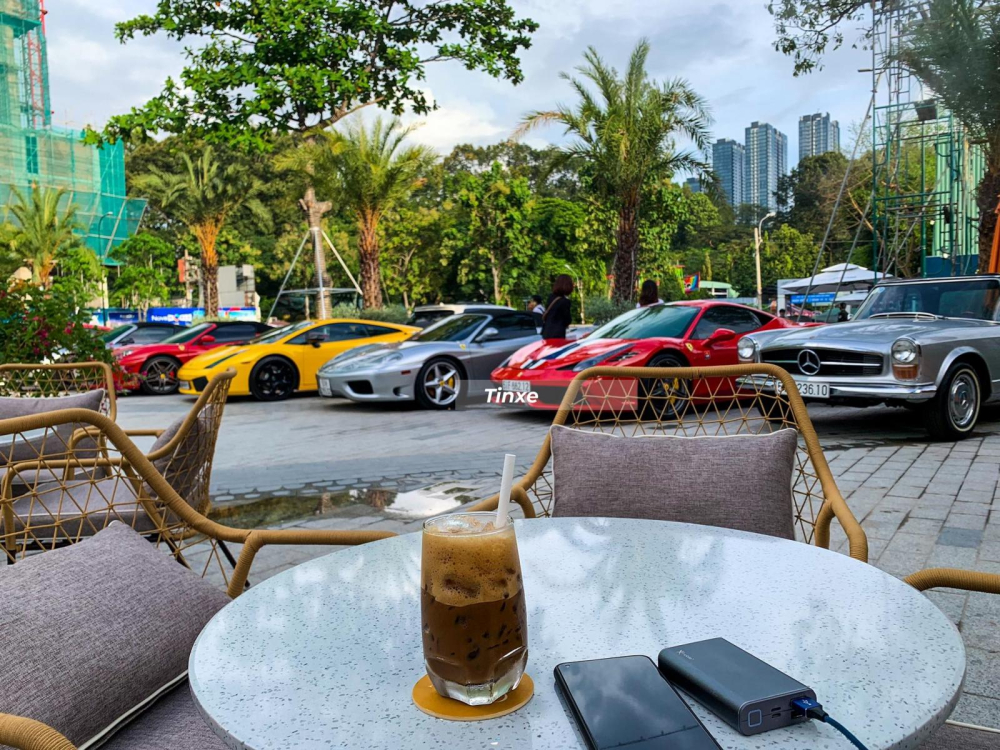 Ngay khi đến Sài thành đã lập tức đến 1 thánh địa siêu xe mới nổi và được đón tiếp bằng dàn xe khủng xếp hàng dài