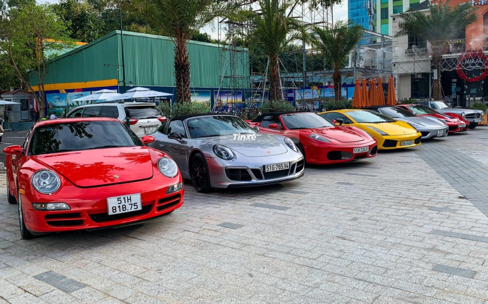 Một dàn siêu xe đẹp mắt bao gồm 2 chiếc xe Porsche đỗ cạnh nhau, kế đến là Ferrari F430 Spider, Lamborghini Gallardo, Ferrari 360 Spider và Ferrari 458 Speciale