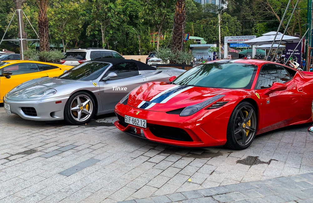 2 chiếc siêu xe Ferrari với tông màu đỏ và bạc đỗ cạnh nhau. Ferrari 458 Speciale chỉ có một chiếc tại Việt Nam, trong khi đó, Ferrari 360 Spider có số lượng nhiều hơn nhưng nhìn thấy mẫu xe này ngoài đường thì đây là ngựa chiến tích cực được chủ nhân do di chuyển nhất