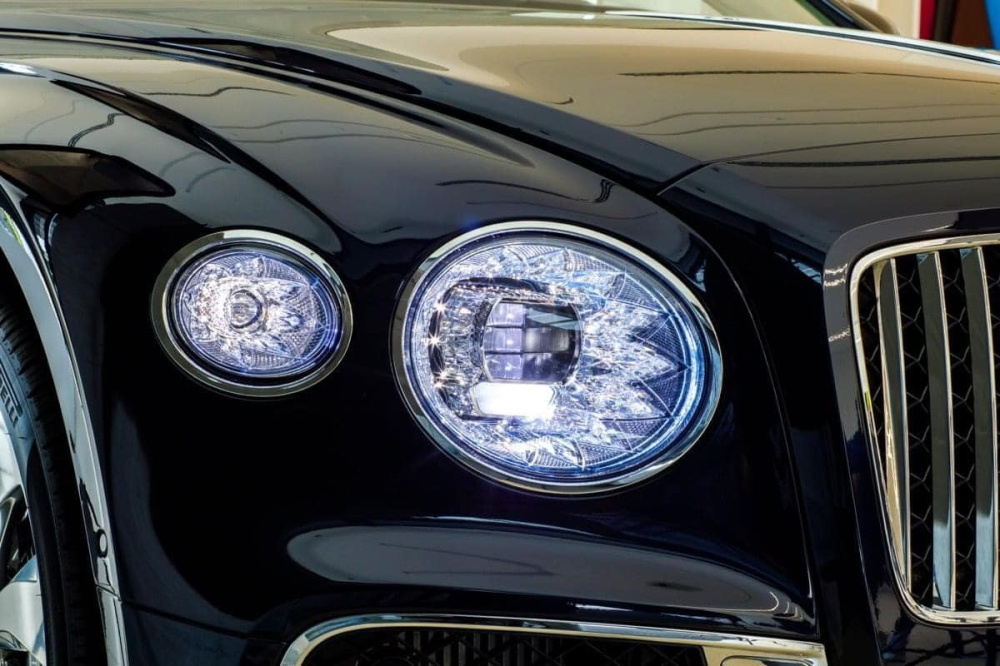 Bentley Flying Spur thế hệ mới có đèn pha rất đắt tiền và bắt mắt người xem