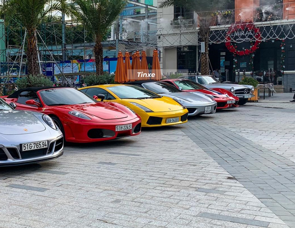 Ngắm cạnh cảnh dàn siêu xe và xe thể thao khoe dáng tại thánh địa xe mới nổi và hứa hẹn sẽ rất hot trong các năm tới khi chủ nhân bổ sung các xe khủng vào bộ sưu tập