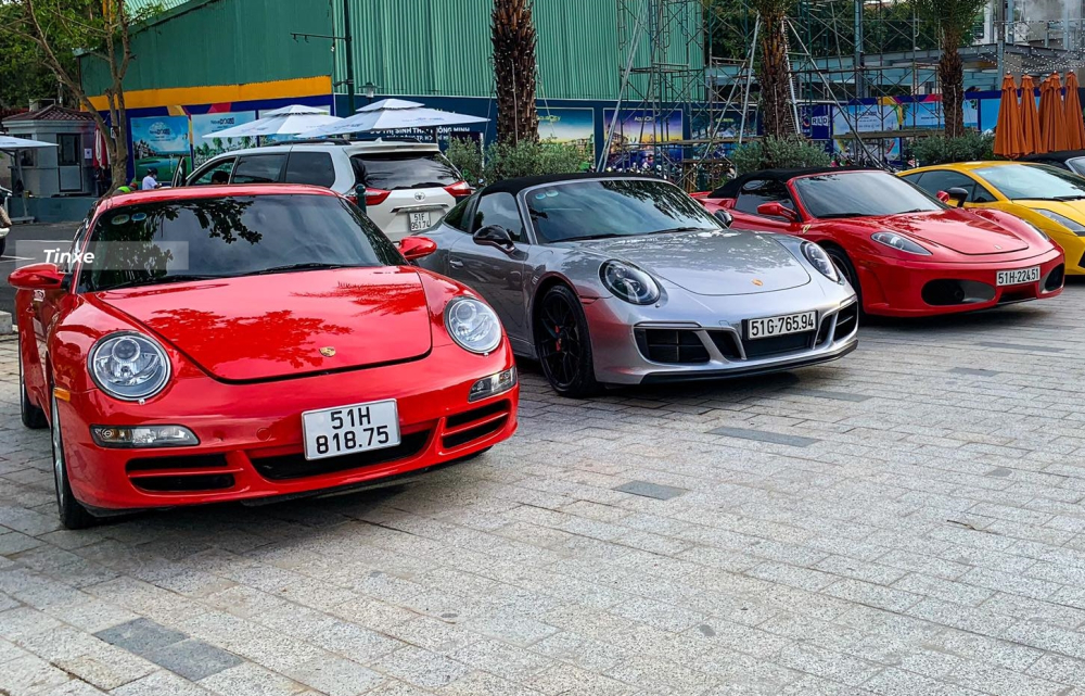 Doanh nhân này cũng rất mê dòng xe của Porsche, chiếc màu bạc là 911 Targa 4 GTS cực hiếm tại Việt Nam