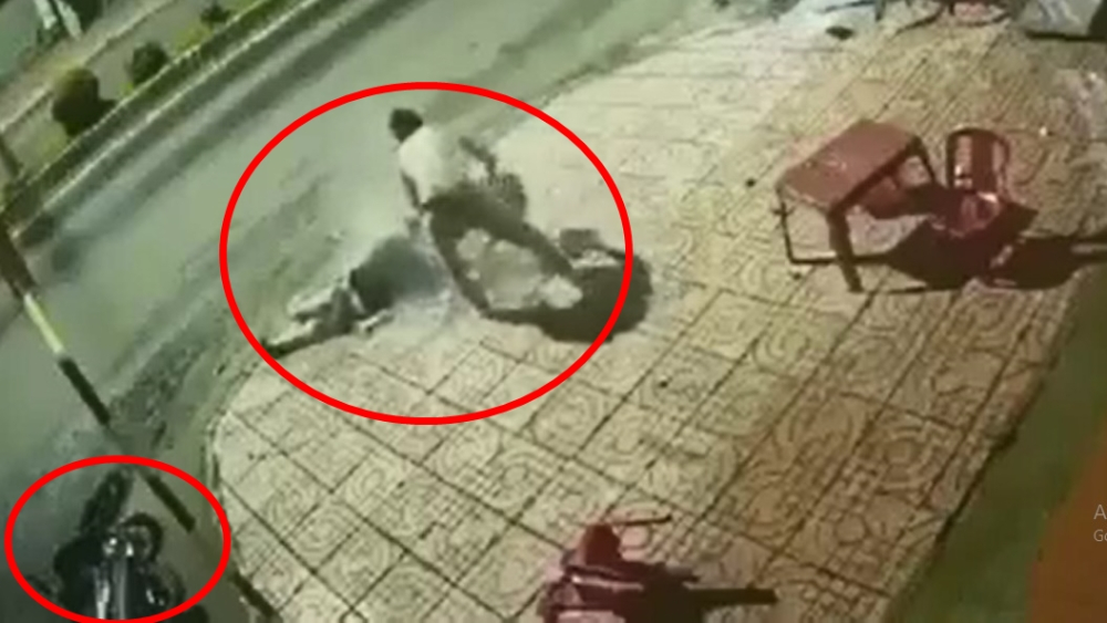 Cảnh tượng người đàn ông đi xe máy tạt nước nóng lên đầu nạn nhân nằm bất tỉnh trên vỉa hè khiến nhiều người sốc