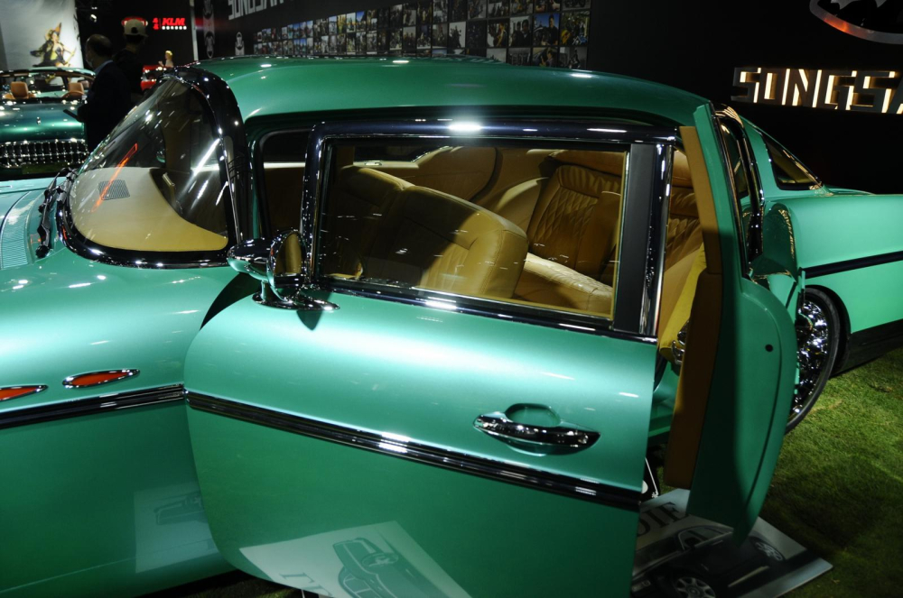 Songsan Motors Monterey có trang bị cửa cắt kéo