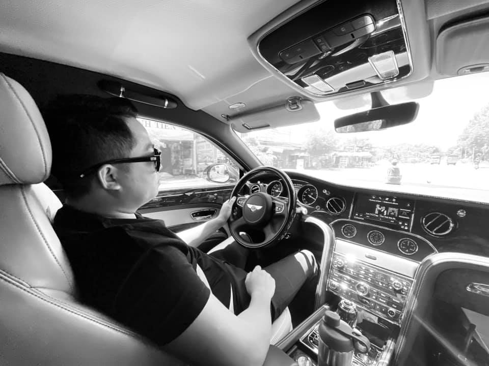 Dù có đội tài xế riêng nhưng Hoàng Kim Khánh vẫn rất thích tự cầm lái các xe siêu sang hay SUV siêu sang bên cạnh các siêu xe của mình