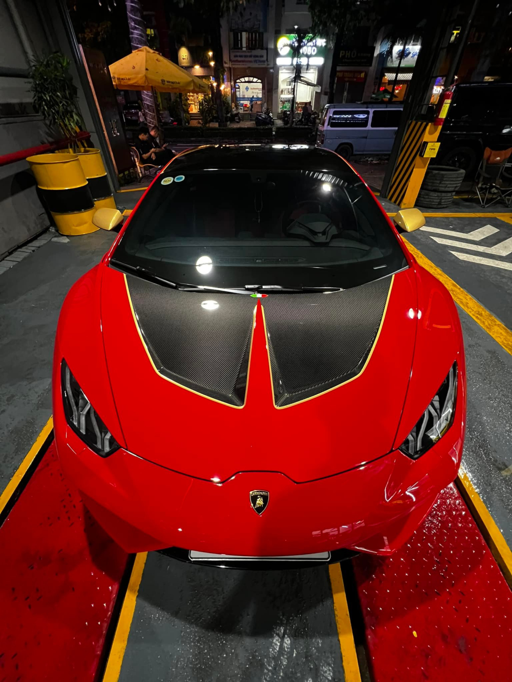 Phần đầu chiếc siêu xe Lamborghini Huracan này đã được trang bị nắp capô mới của thương hiệu 1016 Industries Phần đầu chiếc siêu xe Lamborghini Huracan này đã được trang bị nắp capô mới của thương hiệu 1016 Industries
