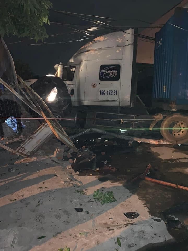 Hiện trường vụ tai nạn xe container t&ocirc;ng tr&uacute;ng Toyota Vios v&agrave; đẩy chiếc xe taxi n&agrave;y về trước, t&ocirc;ng sập cửa cũng như m&aacute;i hi&ecirc;n của nh&agrave; d&acirc;n b&ecirc;n đường