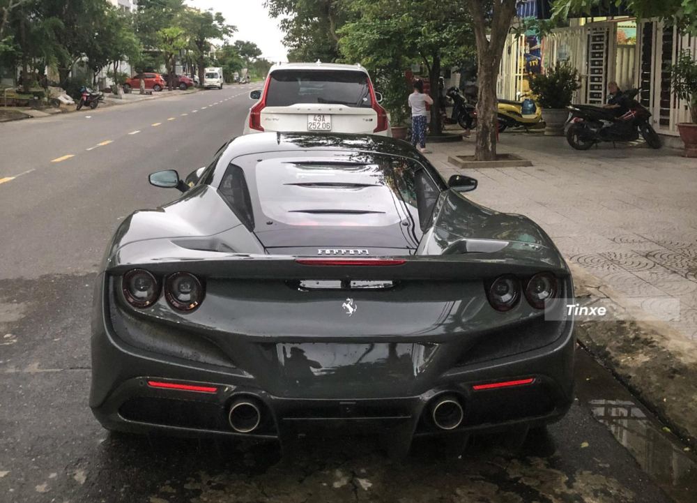 Chiếc siêu xe Ferrari F8 Tributo này có các chi tiết thêm đen ở ngoại thất là carbon và nắp khoang động cơ dạng kính trong suốt Chiếc siêu xe Ferrari F8 Tributo này có các chi tiết thêm đen ở ngoại thất là carbon và nắp khoang động cơ dạng kính trong suốt