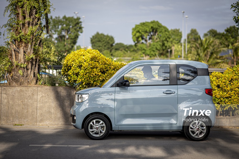 Nhìn từ phía sườn xe, Wuling Hongguang Mini EV trông càng thú vị