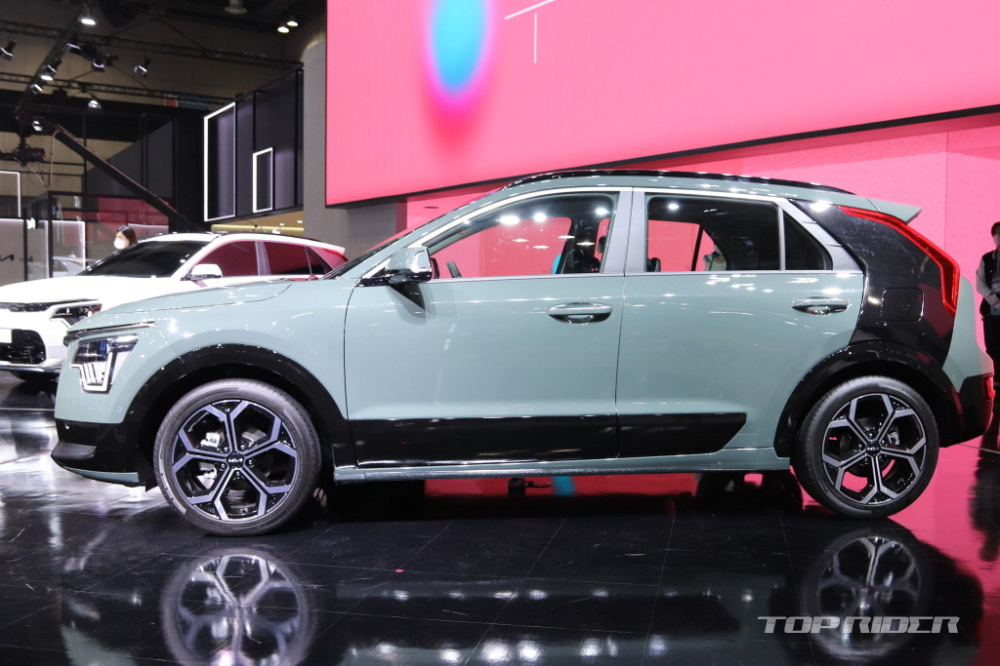 Kia Niro 2022 nhìn từ bên sườn Kia Niro 2022 nhìn từ bên sườn