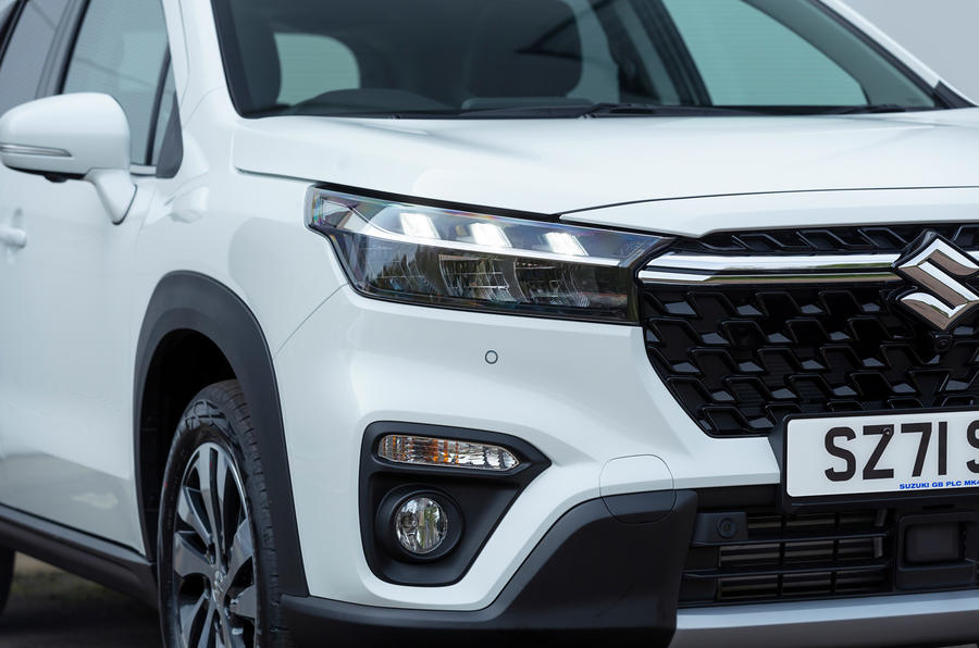 Đèn pha chia 2 tầng của Suzuki SX4 S-Cross 2022