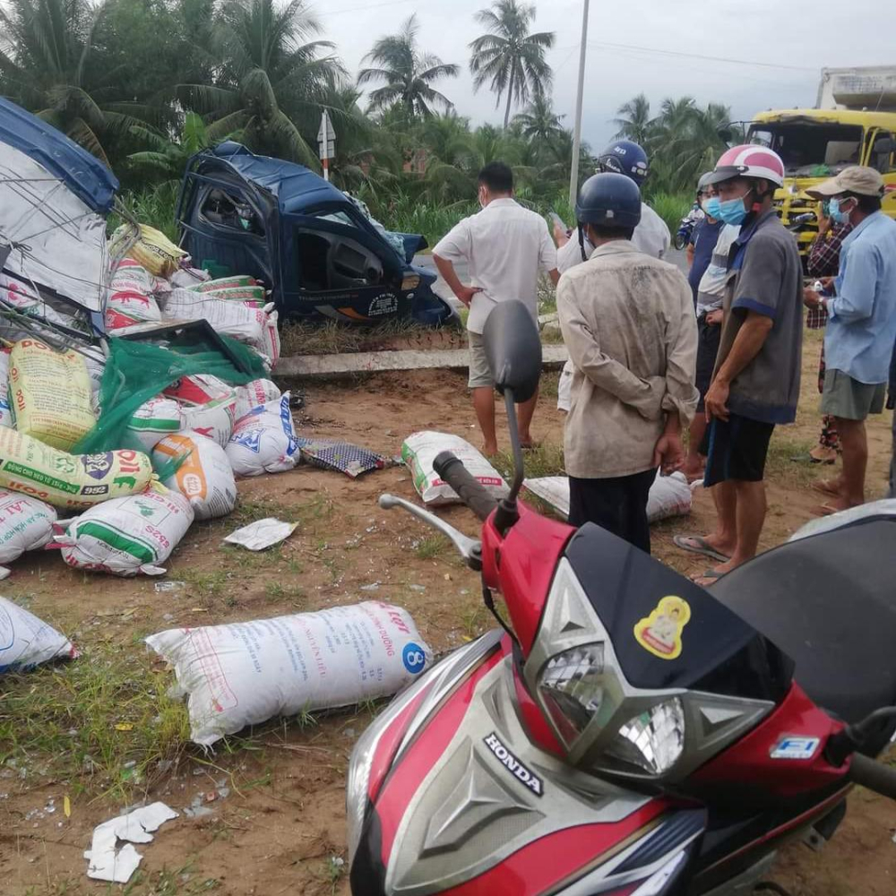 Hàng hóa của chiếc ô tô tải nằm vương vãi khắp nơi Hàng hóa của chiếc ô tô tải nằm vương vãi khắp nơi