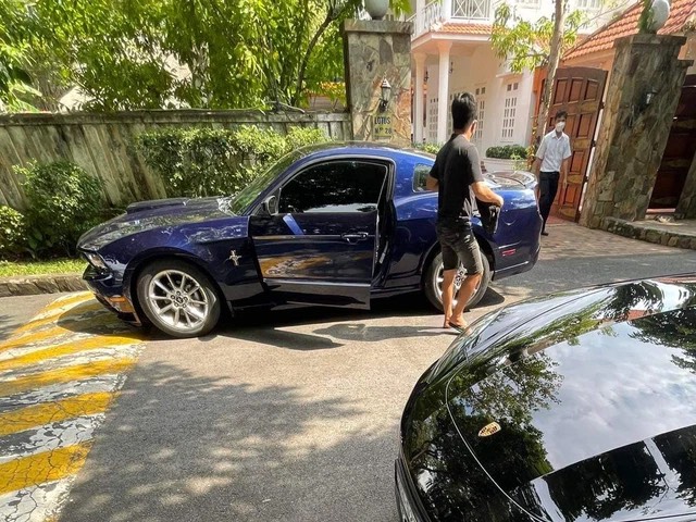 Hình ảnh chiếc xe thể thao Ford Mustang đời 2010 được giao đến cho ông Đặng Lê Nguyên Vũ mới được chia sẻ, người ra nhận có thể là quản gia hoặc tài xế của đại gia này Hình ảnh chiếc xe thể thao Ford Mustang đời 2010 được giao đến cho ông Đặng Lê Nguyên Vũ mới được chia sẻ, người ra nhận có thể là quản gia hoặc tài xế của đại gia này