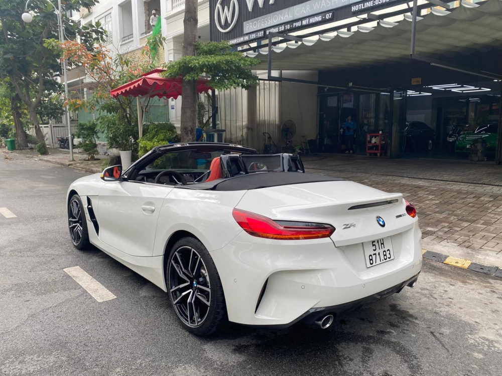 Giá bán lại của xe BMW Z4 này là 3,35 tỷ đồng