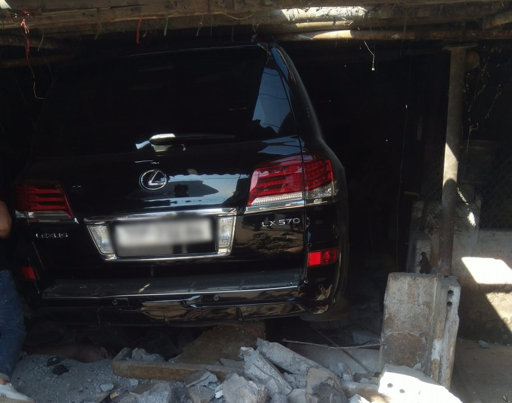 Chiếc xe Lexus LX570 nằm gọn trong chuồng nuôi lợn, 1 con lợn chết dưới gầm xe Lexus