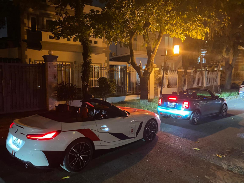 Chiếc xe BMW Z4 tại nhà riêng của Minh Chiếc xe BMW Z4 tại nhà riêng của Minh Nhựa trước khi về tay 1 người chuyên thu mua xe đã qua sử dụng