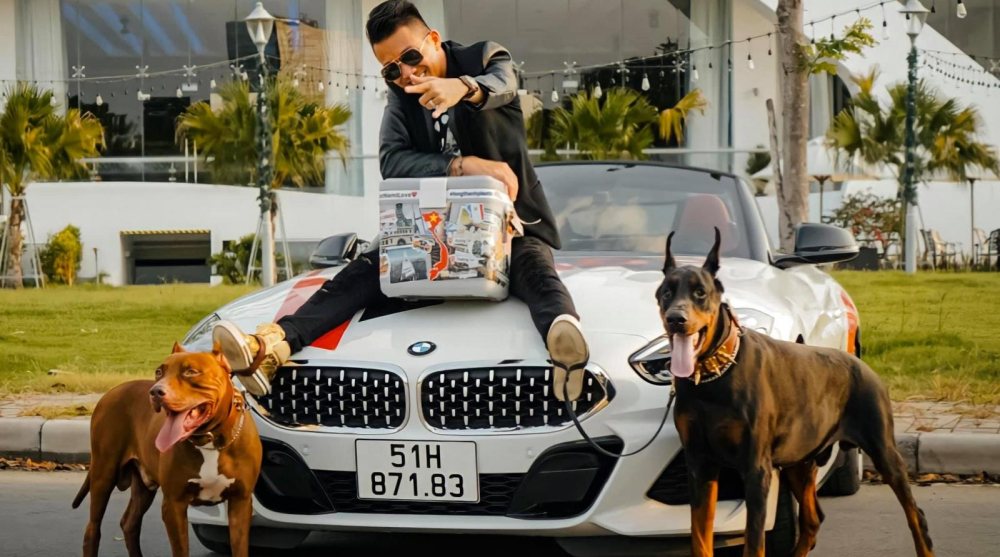 Minh Nhựa cùng xe thể thao mui trần BMW Z4 tậu chính hãng vào cuối năm 2020