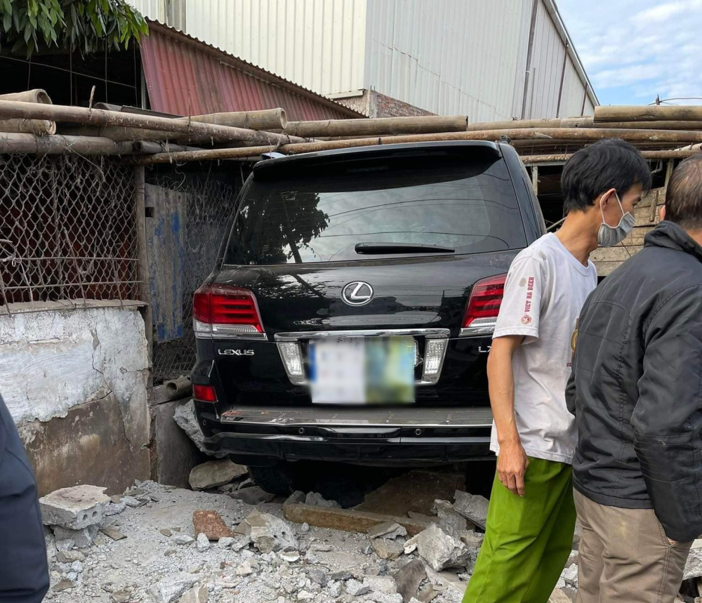 Hiện trường vụ tai nạn xe Lexus LX570 tông vào chuồng lợn của nhà dân