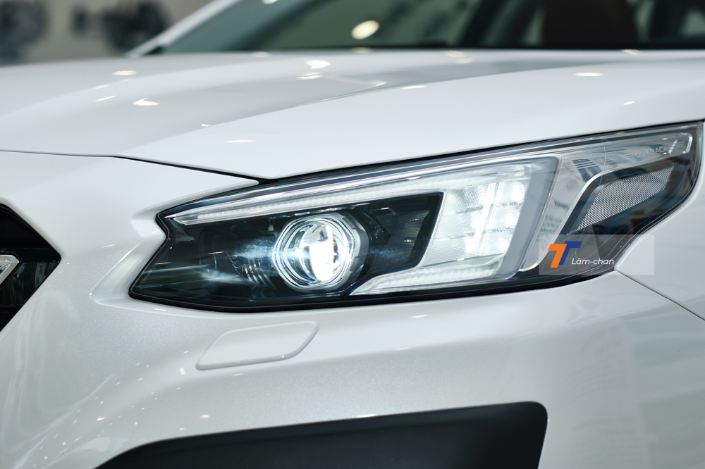 Cận cảnh cụm đèn trước của Subaru Outback 2021, ngay phía dưới là hộp vuông của hệ thống rửa đèn pha tự động. Cận cảnh cụm đèn trước của Subaru Outback 2021, ngay phía dưới là hộp vuông của hệ thống rửa đèn pha tự động.
